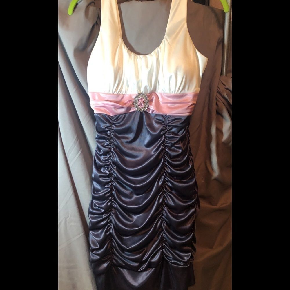 Cute gray white pink dress very stretchy material it is a BCGB dress apr 33” lg